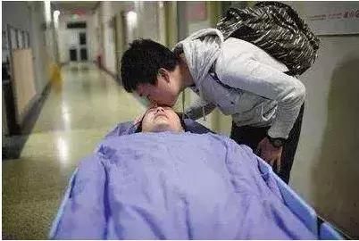 孕妇分娩宫口已开六指,婆婆却执意不让进产房