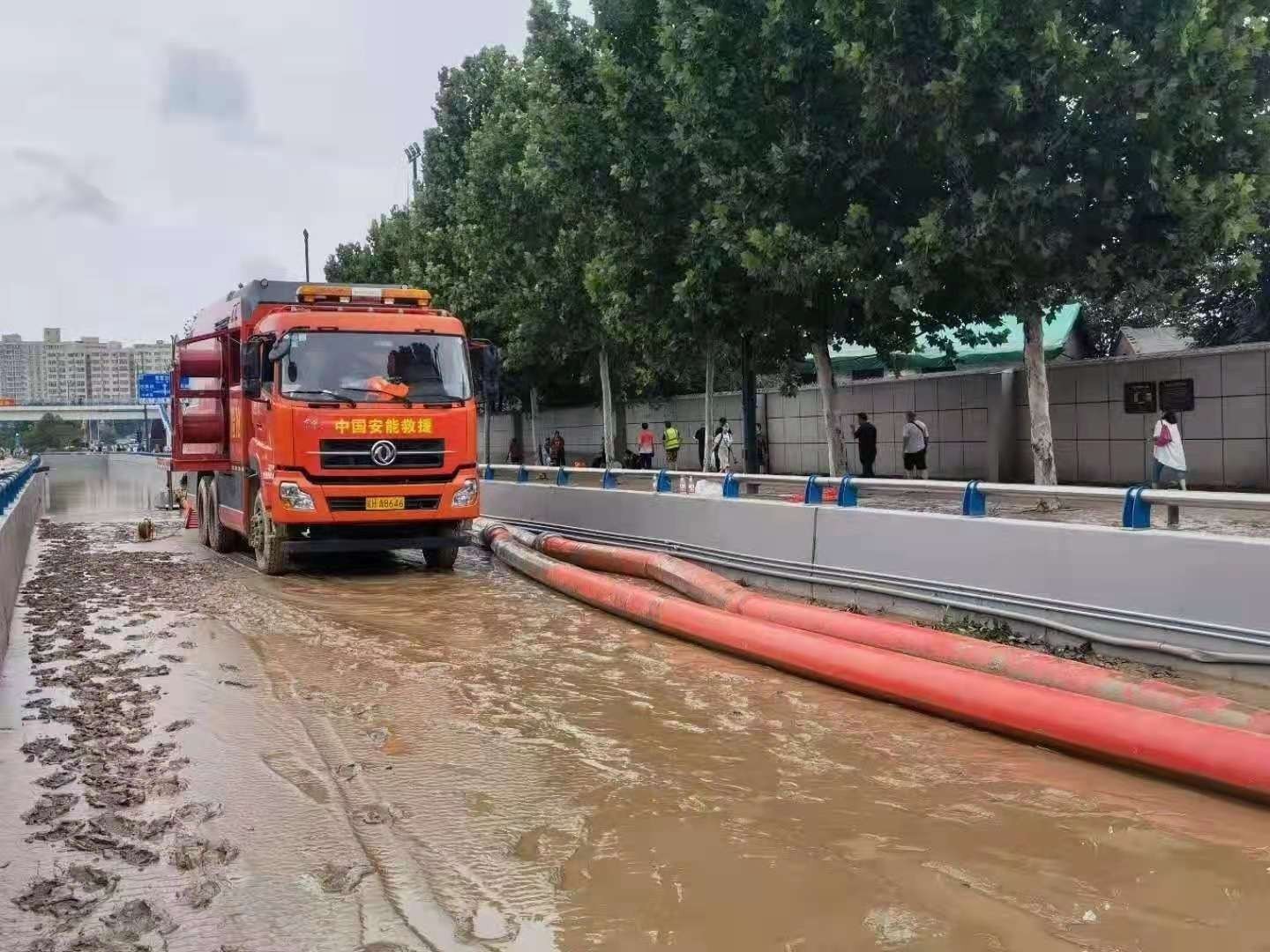 董诏 吴峰)中国安能唐山救援基地30余名救援人员,携带1台龙吸水,1台