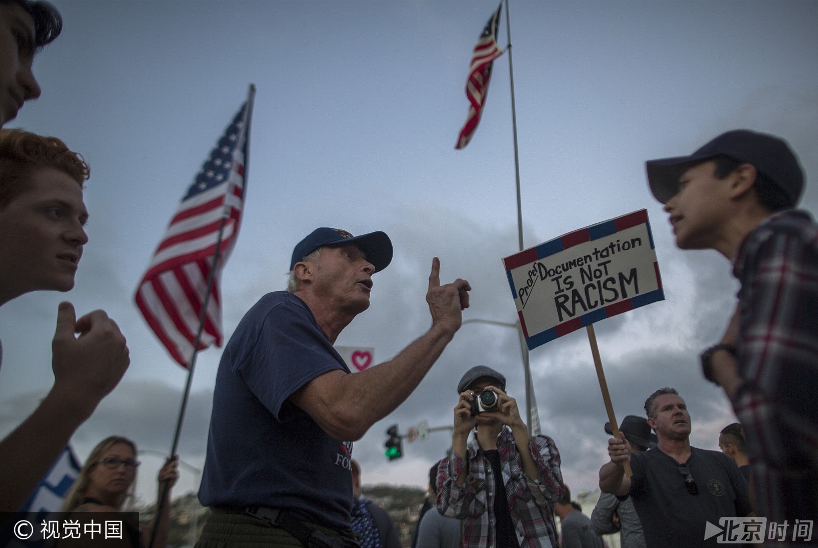 美国民众参加游行 反对者斥责种族主义浓重