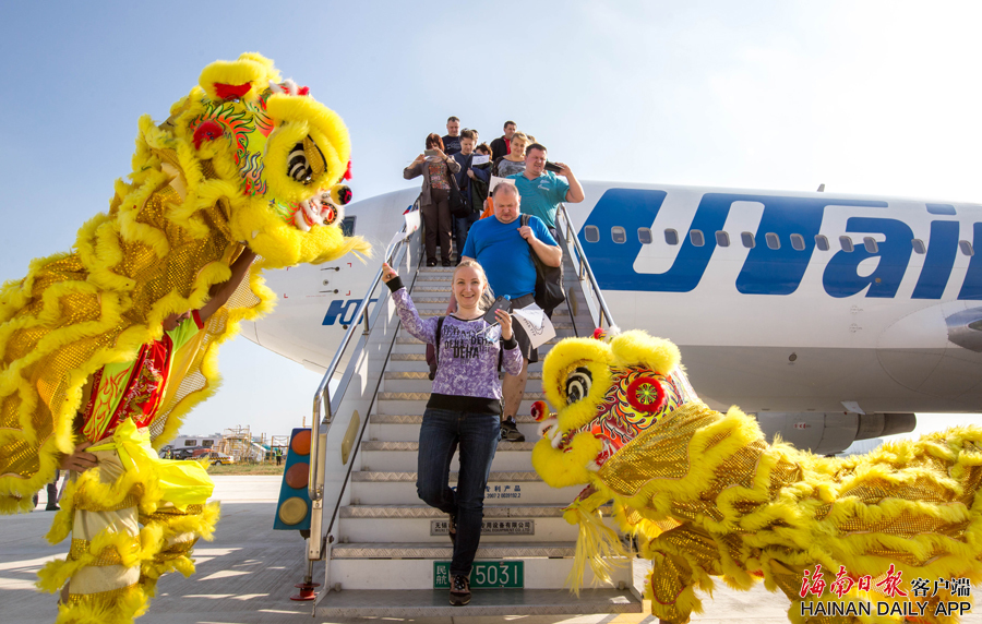 资料图:三亚凤凰国际机场停机坪,俄罗斯游客走下ut725航班(莫斯科=