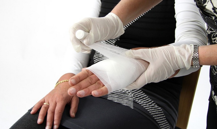 正确做法是:冰敷.有利于血管的收缩,冰敷48小时后可换成热敷.