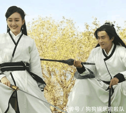 杨幂高调宣布已怀二胎, 打破离婚传闻。刘恺威