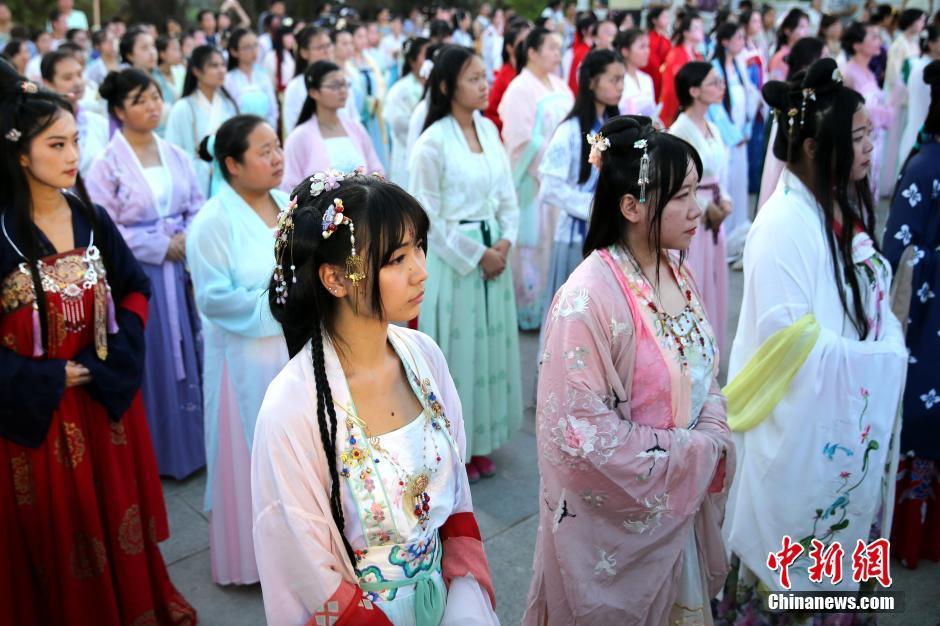 七夕西安百人齐聚湖畔 着汉服 七夕西安百人齐聚湖畔 着汉服