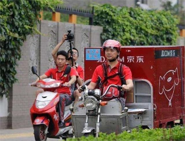 快递柜24小时不取件就强制要求付款,到底谁才