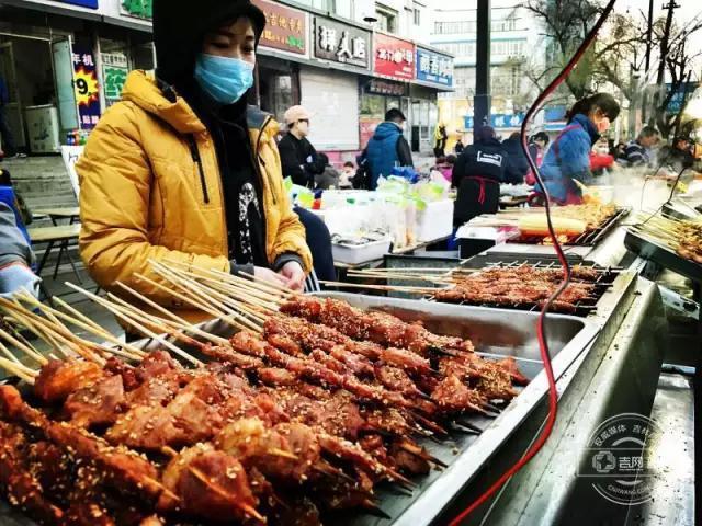 吉林市珲春街夜市开市了!华灯初上 热闹非凡