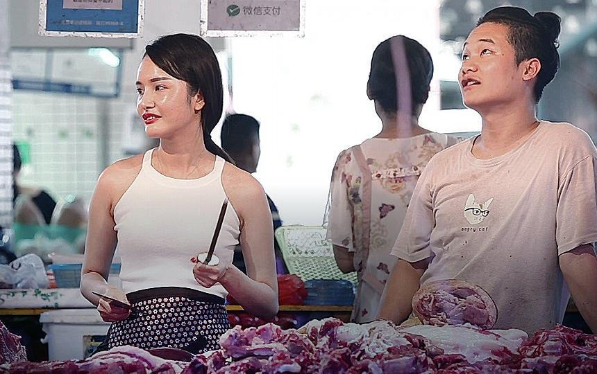 美女摆摊卖猪肉走红 气质身材堪比模特手上磨