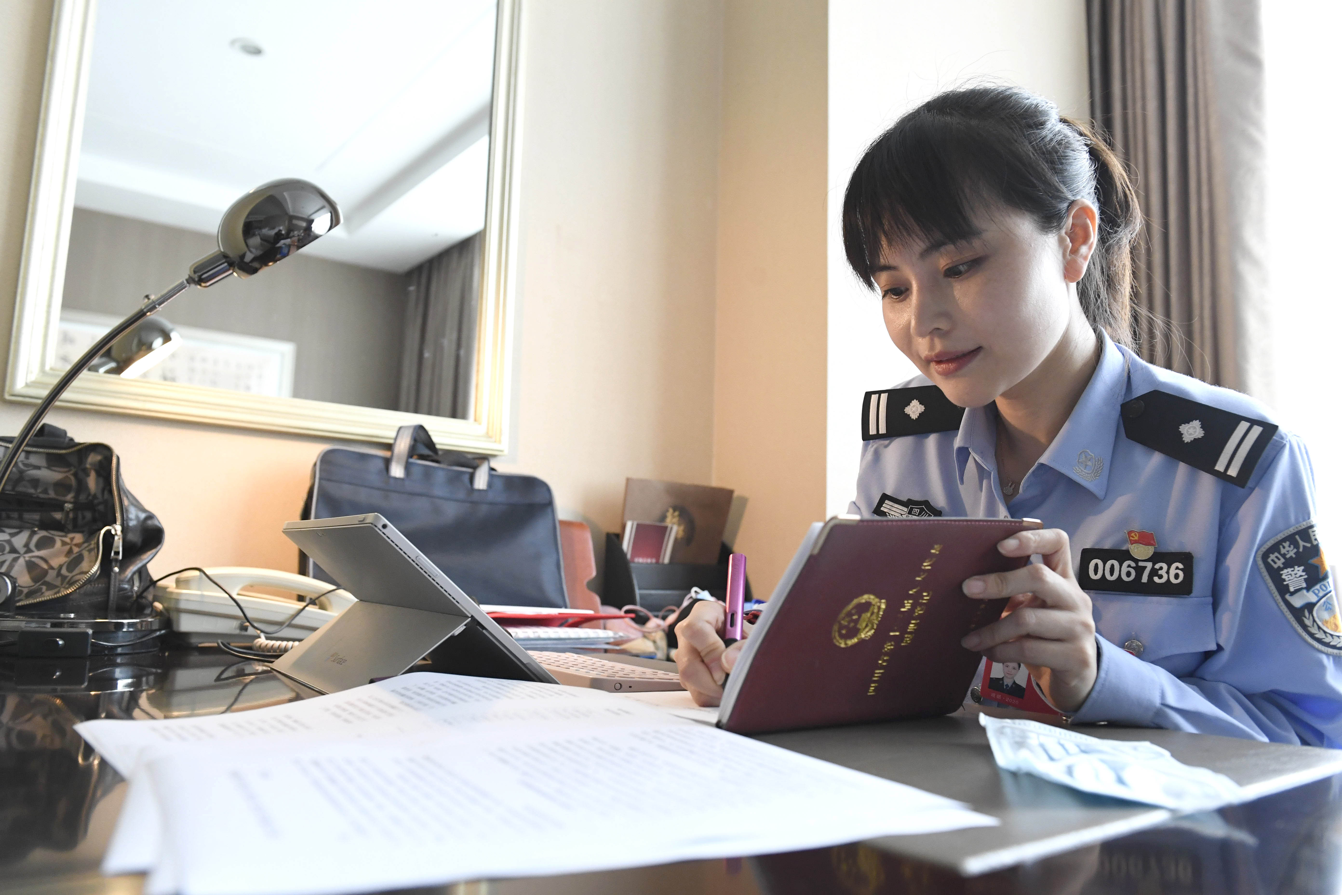 四川成都智爷女法医三八节给妈妈送来别样礼物