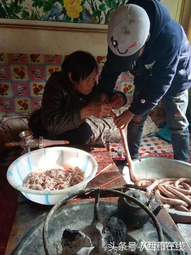 甘肃陇南西和腊月农村景象之灌香肠