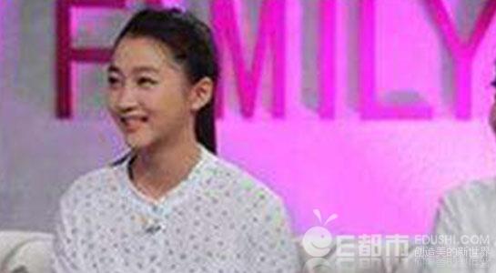 关晓彤秀逆天长腿 关晓彤和父母罕见同框现身