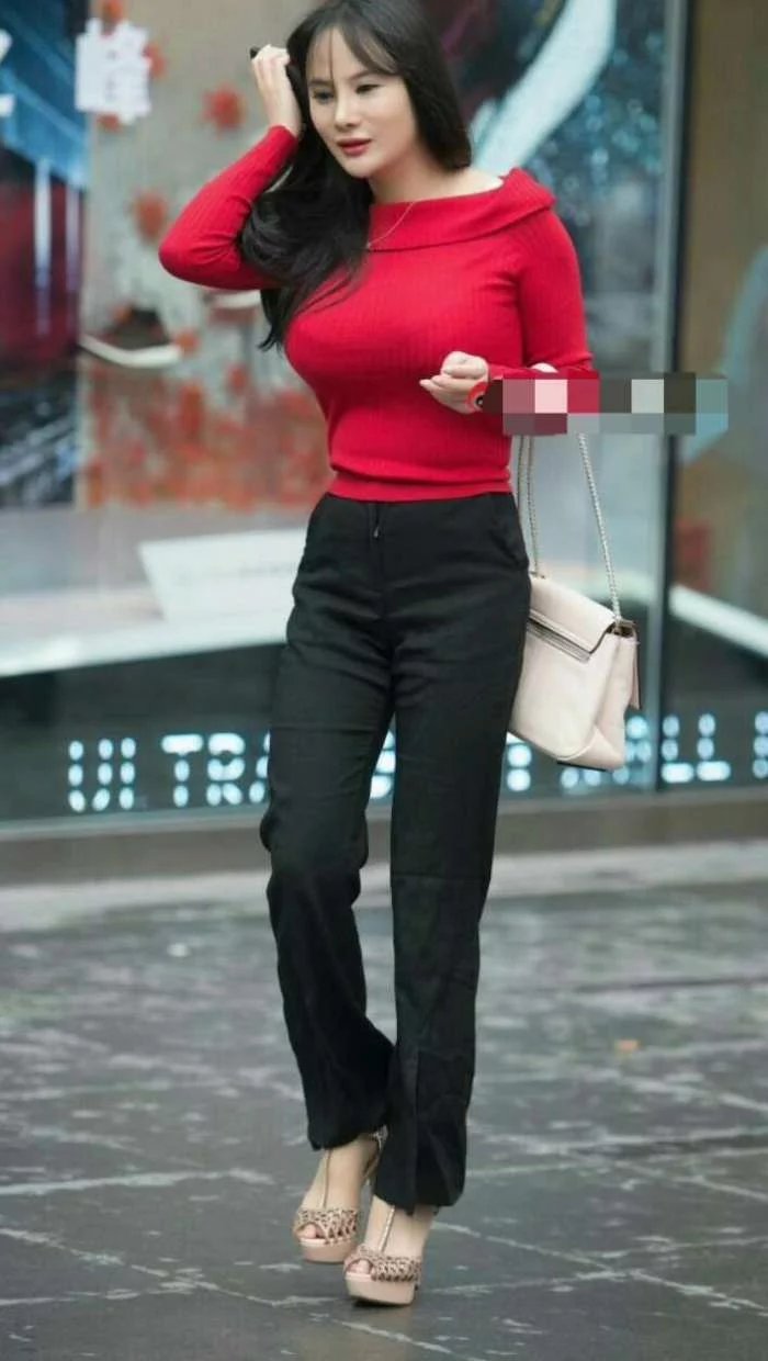 拍:30多岁的小姐姐,大红针织衫让她霸气侧漏