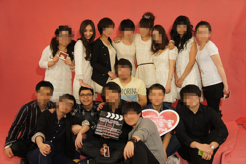 宋喆与众人合影。