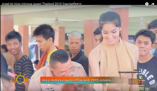 泰国征兵队伍中惊现变性皇后 军官抢着合照