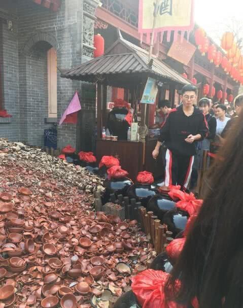 抖音炒热了西安摔碗酒 孙坚也来西安排队体验