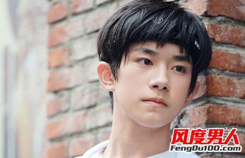 易烊千玺醉酒吻女朋友被拍 易烊千玺女友是谁