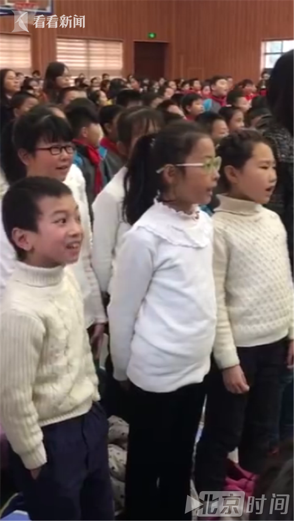 小学生合唱卖力到翻白眼 表情“戏精”碾压众人 小学生合唱卖力到翻白眼 表情“戏精”碾压众人