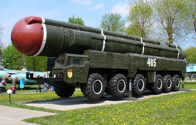 SS-20型导弹由于采用了固体燃料，不需要像液体燃料导弹那样需要用大量的时间来加注燃料。另一方面，该型导弹是一种公路机动方式的弹道导弹。因此，同液体燃料导弹相比，SS-20导弹的生存概率大大提高。