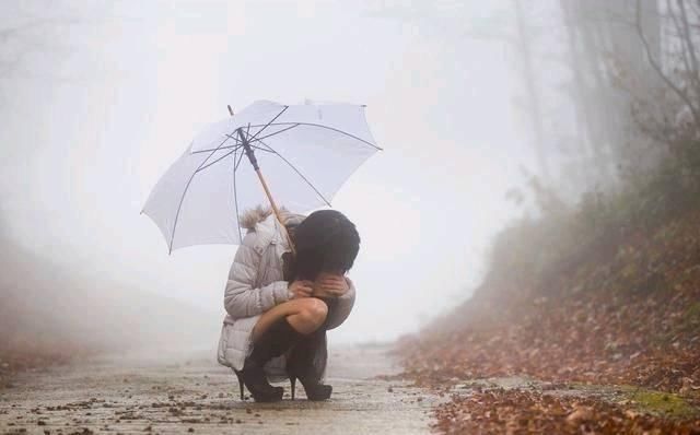 女儿回娘家借钱治病,老公不借还把她赶出门,一