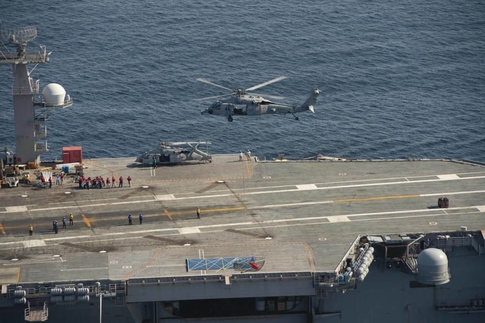 “海鹰”直升机将鱼雷放置在航空母舰甲板边缘处。