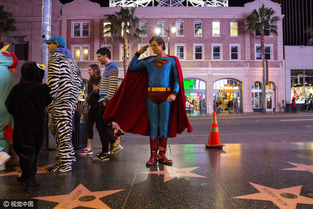 飞船坠落在美国堪萨斯州的斯莫维尔（Smallville），卡尔被农场主肯特夫妇拾获，并以克拉克·肯特（Clark Kent）的地球名字抚养成人。 图为克里斯托弗在街头致敬。