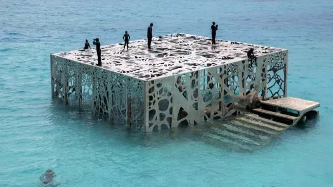 世界上第一个半潜式水下艺术博物馆在马尔代夫开放