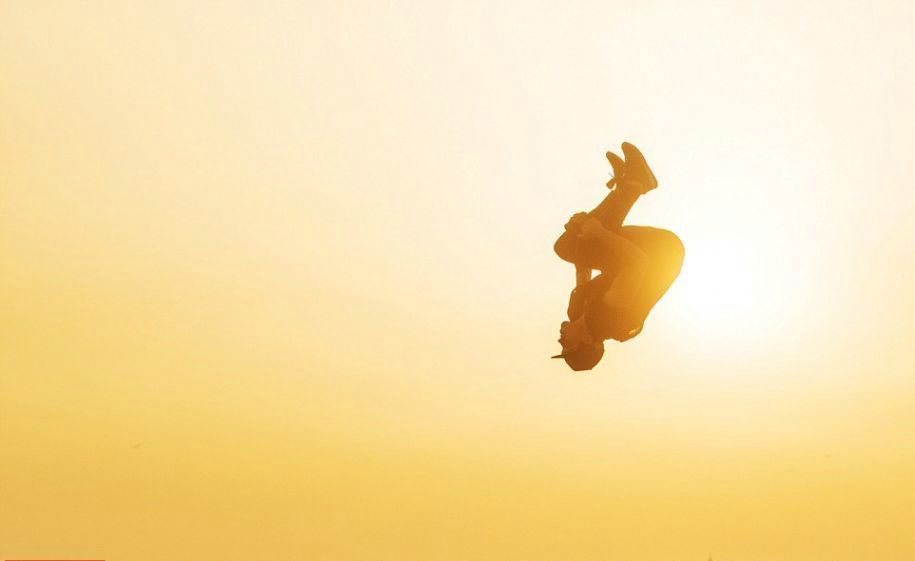 玩命挑战！跑酷选手“飞”过集装箱瞬间