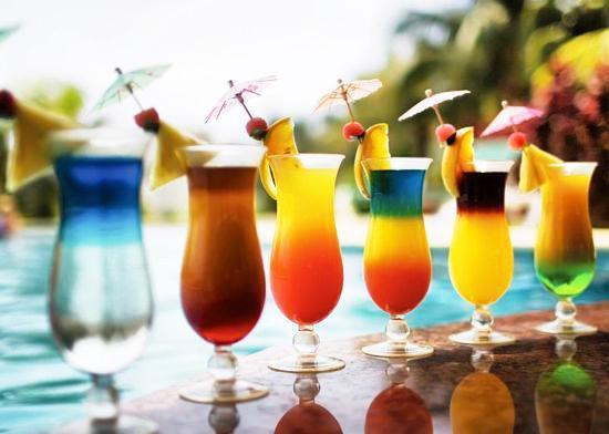 5.新加坡司令(Singapore Sling)以金酒调出的“新加坡司令”鸡尾酒，是热带地区的流行酒款，女人喜欢把他比作情人，对她们而言此酒就好似理性与感性兼具的帅哥，而且他的标准颇高，不会对所有女生放电。比起其他酒款来说，这款酒的点击率不是很高，所以容易被忽略，敬请小心。