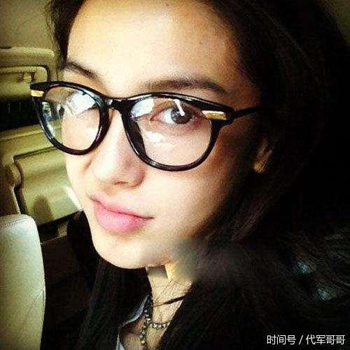 女星戴眼镜谁最酷?迪丽热巴第五,赵丽颖只排第