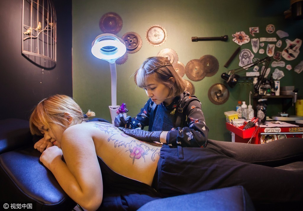 美女文身师15岁辍学 从摆地摊到月入数万 美女文身师15岁辍学 从摆地摊到月入数万