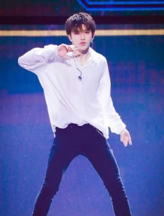 蔡徐坤被激光笔照,范丞丞被性骚扰?这样的粉