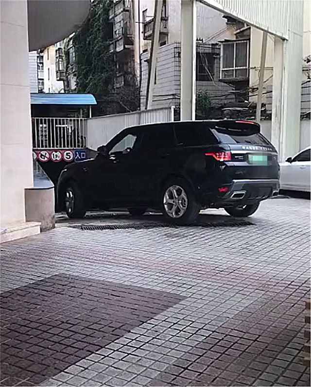 云南首辆插电式混动路虎现身 车牌是绿色的