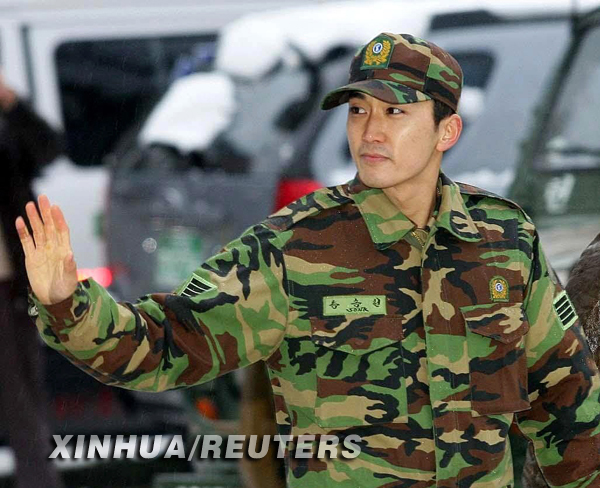 韩国艺人逃脱兵役已经不是新鲜事儿,当年,韩国当红艺人宋承宪通过购买病人尿液谎称患有肾病,以逃避兵役,之后在韩国人气急速下降,受到了民众的唾骂。尽管宋承宪及时认识到问题的严重性,决定服兵役以挽回自己形象。而退伍前,经纪公司为了重拾他在服兵役期间流失的粉丝和人气,公布秘密拍摄的写真集照片,但从他目前的广告收入和影视剧作品来看,都大不如前。