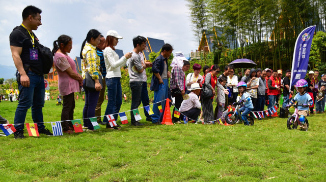 音乐节上的滑步车比赛这样玩?听听幼儿园园长