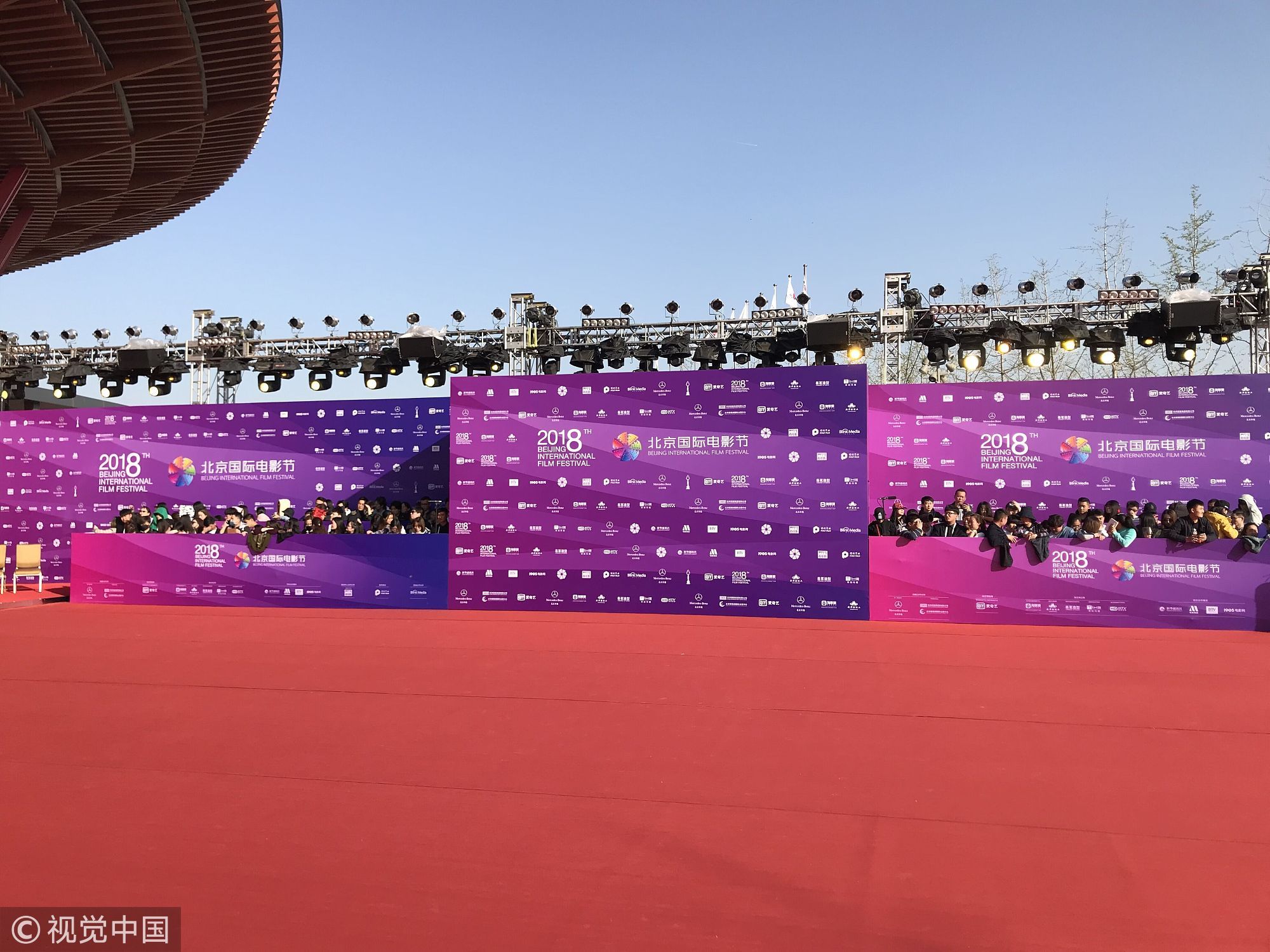 现场:群星亮相第八届北京国际电影节开幕式红毯 现场:群星亮相第八届北京国际电影节开幕式红毯