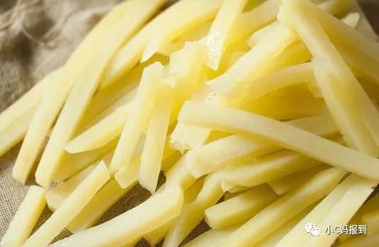 宝宝八个月左右就可以尝试手指食物了