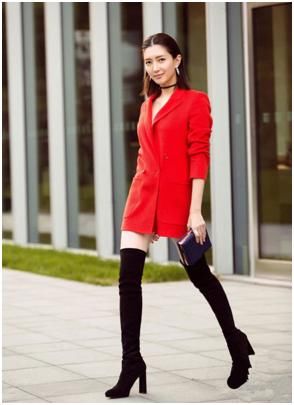 江疏影真会穿!红西装搭配过膝靴,网友:腿长了不
