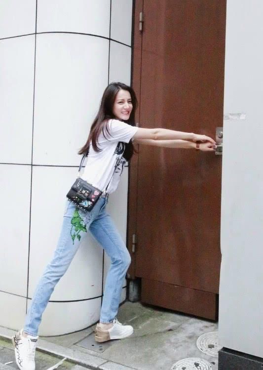 迪丽热巴的小白鞋真是特别,后脚跟踩在泥地里