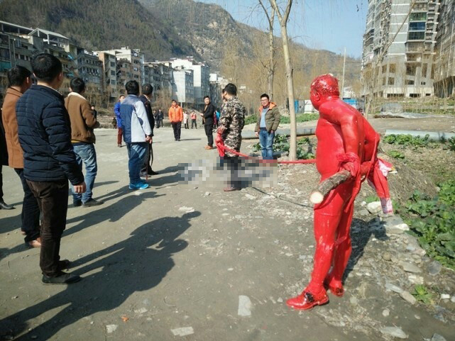 陕南一男子结婚遭恶搞 全身被泼红油漆
