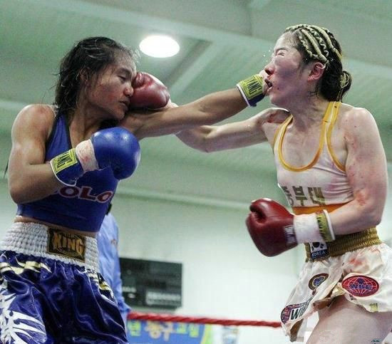 互相重击对手的面部