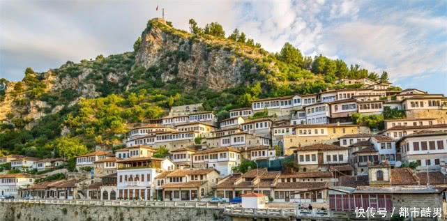 曾视中国为敌,认为中国游客没素质,却又在旅游