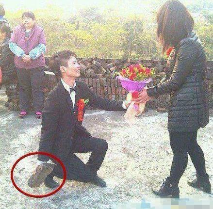 内涵段子:妹子的手势是想表达什么意思,原谅我