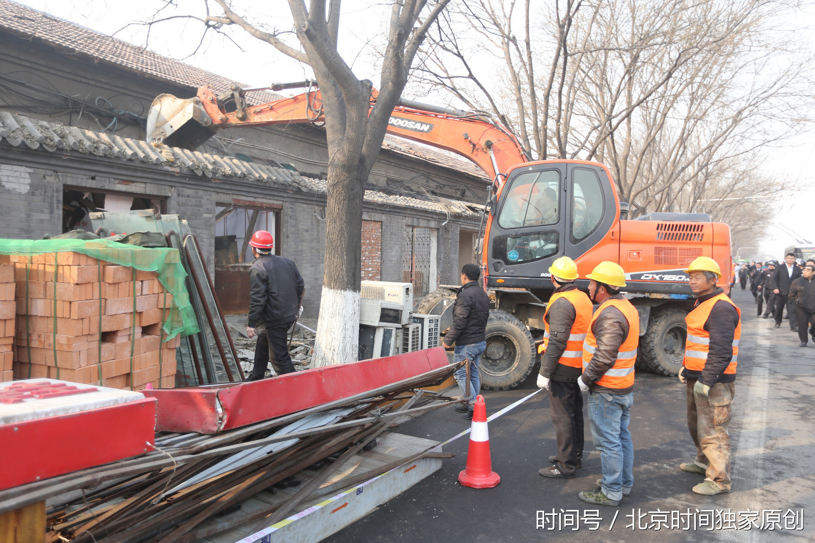 平安大街百余处违建及开墙打洞4月底前完成整治