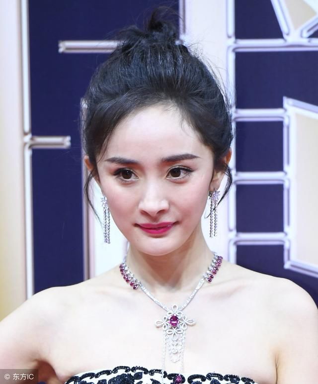 顾念西抬头悄悄看了眼苏离墨帅气的侧脸,眼眶