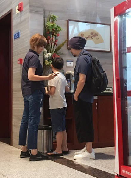 据悉,张锦程毕业于香港演艺学院,是香港TVB著名演员、主持人,其作品包括电视节目“欢迎今宵”、“K-100”、“宠物情缘”和《电影鸭》、《表姐你你好嘢》、《禁色》、《陀枪师姐》、《杨门女将》等。现在张锦程转移到内地发展,曾获香港舞台剧最佳男主角。