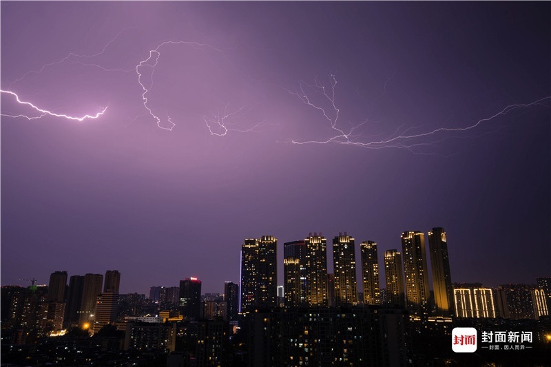 成都昨夜电闪雷鸣 天空现"最美闪电图"