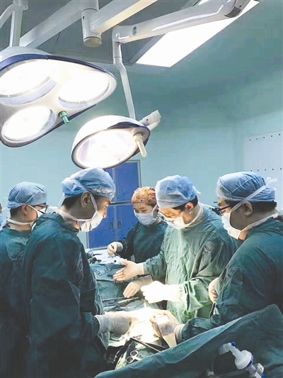 "挂尿袋做手术"医生回应争议:自我评估能胜任工作