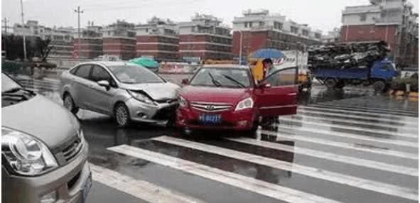 黄灯变红灯时过线,该走还是停?来看交警怎么说