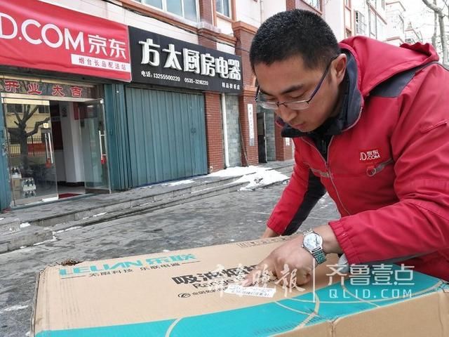 京东快递小哥当起渡船人,包裹坐小船漂洋过海