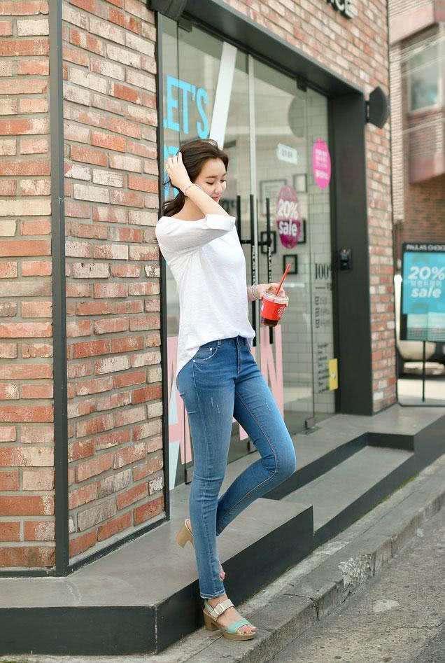 没什么比紧身裤更能勾显妩媚身姿,特别是在夏