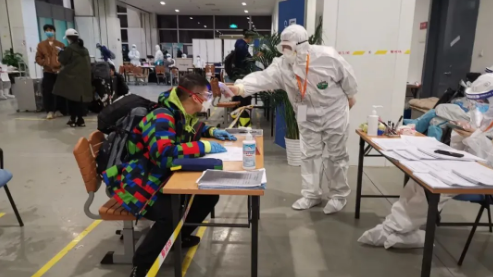 凌晨三点的新国展,顺义区的小伙伴们依然步履匆匆 凌晨三点的新国展,顺义区的小伙伴们依然步履匆匆