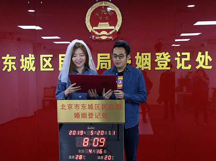 5月20日,东城区婚姻登记处,一对新人前来登记,女孩子穿着洁白的裙子